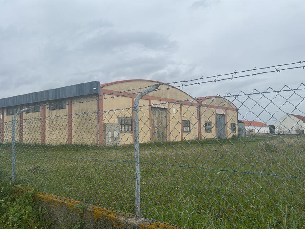 Moita, antiga carpintaria com 5530 m2 urbanos, 2 armazéns, ótima localização para comércio de retalho, Indústria, educação ou habitação. - Image 2